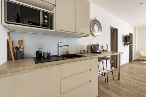 Studio Chic Avec Salon Et Terrasse Privee Apartment Tourcoing Luaran gambar